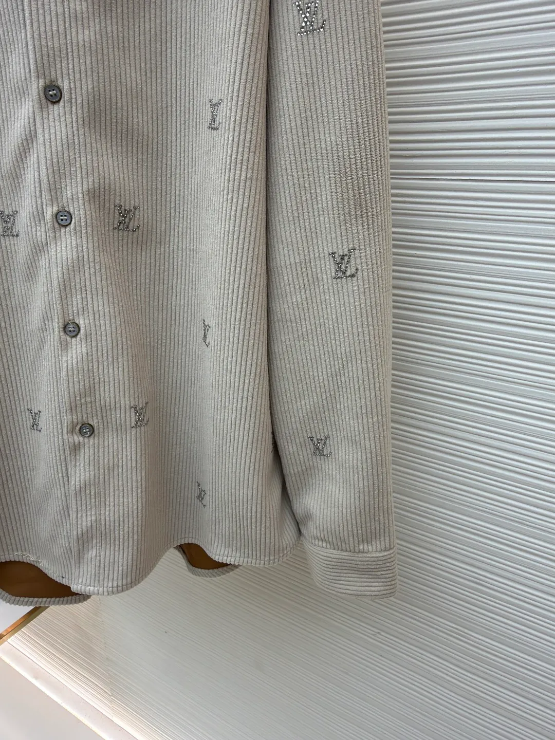 LOUIS VUITTON color corduroy hot-drilled shirt ●Original version: purchased and developed by 18158 ●Item number: 1681096-B05 ●Fabric: corduroy fabric ●Technology: hot-drilled production ●Version: fitted version ●Weight: about 605 grams ●Size: S-M-L-XL ●Description: The original version was purchased and developed. The fabric is made of 260g plain weave fine corduroy, and imported cotton is custom-woven and dyed 95 cotton 5 nylon. This model uses a German machine edge and overlock sewing machine, and adopts a front snap fastening design. After the fabric density is in place, it has a full drape. The entire garment uses high-quality imported Australian diamonds, which sparkle when reflected. Each piece of artificial hot-drilling is hot-pressed twice separately to make it firmly adhere to the surface. It is extremely troublesome to open the mold for hardware accessories buttons. The overall wiring is straight and delicate, the fabric is comfortable and soft, and the color is consistent without color difference. It can be matched with the same style to create a fashionable look and control various occasions. Customized accessories, complete with three standards, same style for men and women!